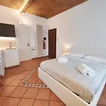 Monolocale Con Parcheggio Riservato Pressi Clinica Fogliani E Centro Storico דירה מודנה