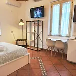 Monolocale Con Parcheggio Riservato Pressi Clinica Fogliani E Centro Storico דירה